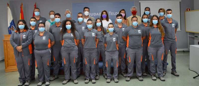 Los alumnos posan con las autoridades y profesores tras la entrega de diplomas/TA.